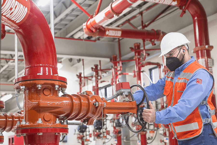 Técnico realizando mantenimiento preventivo